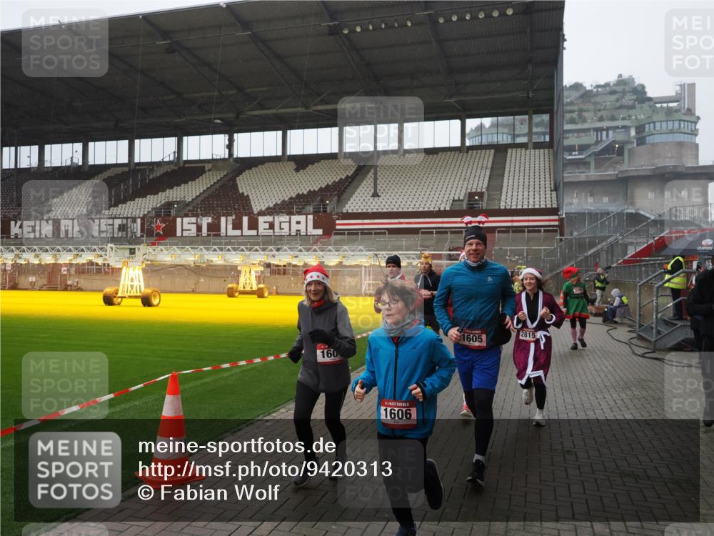 07.12.2025 - St. Pauli X-Mass-Run No. 15 Fabian Wolf http://msf.ph/oto/9420313 07.12.2025 11:38:44 Ziel 453, 1133, 1318, 1601, 1605, 1606, 2010, 2011, 2099, 2815, 2816, 3365, 3367, 3508, 4821, 4822 meine-sportfotos.de