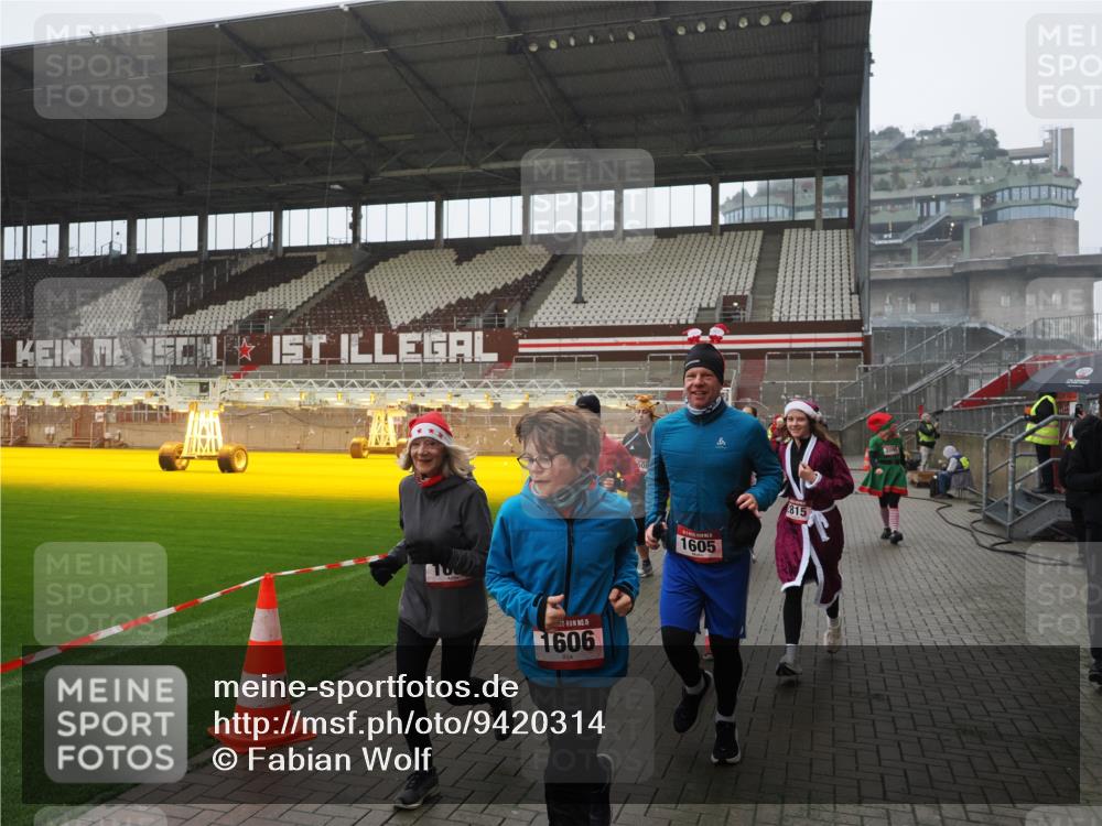 07.12.2025 - St. Pauli X-Mass-Run No. 15 Fabian Wolf http://msf.ph/oto/9420314 07.12.2025 11:38:44 Ziel 453, 1133, 1318, 1601, 1605, 1606, 2010, 2011, 2099, 2815, 2816, 3365, 3367, 3508, 4821, 4822 meine-sportfotos.de