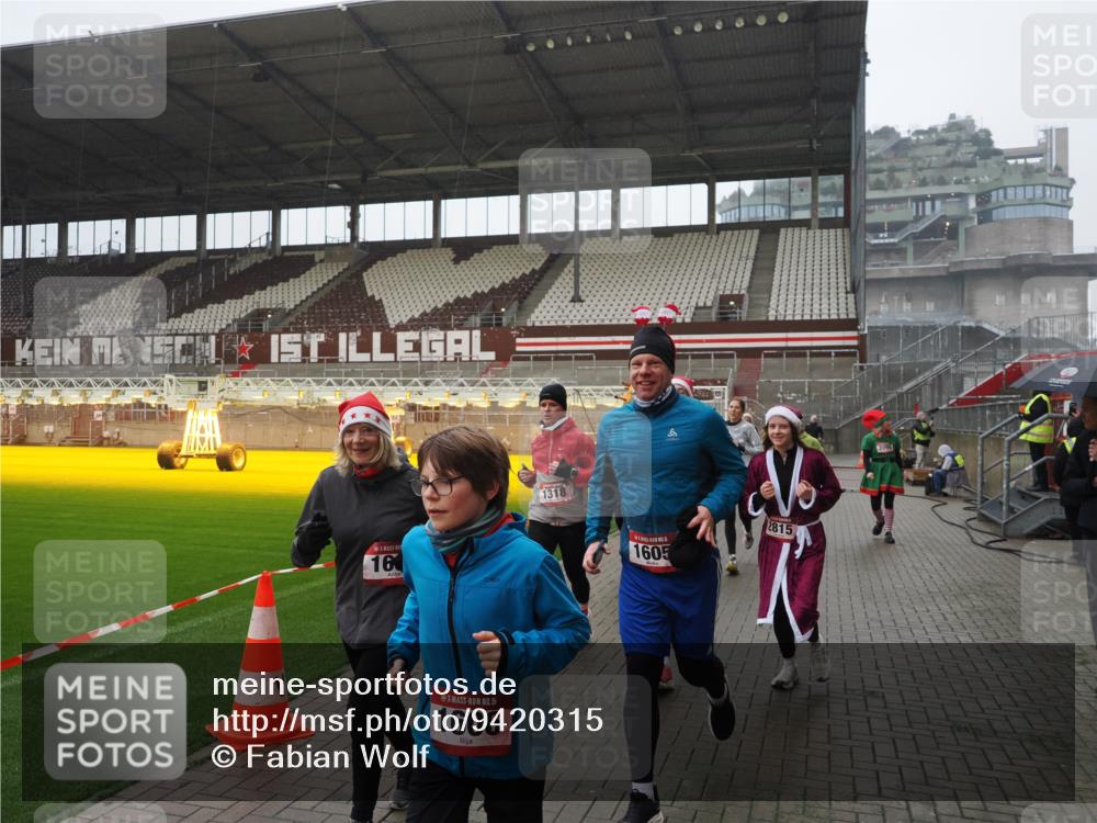 07.12.2025 - St. Pauli X-Mass-Run No. 15 Fabian Wolf http://msf.ph/oto/9420315 07.12.2025 11:38:44 Ziel 453, 1133, 1318, 1601, 1605, 1606, 2010, 2011, 2099, 2815, 2816, 3365, 3367, 3508, 4821, 4822 meine-sportfotos.de
