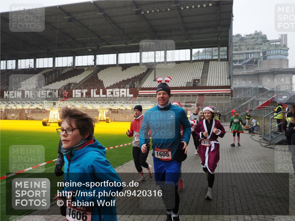 07.12.2025 - St. Pauli X-Mass-Run No. 15 Fabian Wolf http://msf.ph/oto/9420316 07.12.2025 11:38:45 Ziel 453, 1133, 1318, 1601, 1605, 1606, 2010, 2011, 2099, 2815, 2816, 3365, 3367, 3508, 4822 meine-sportfotos.de