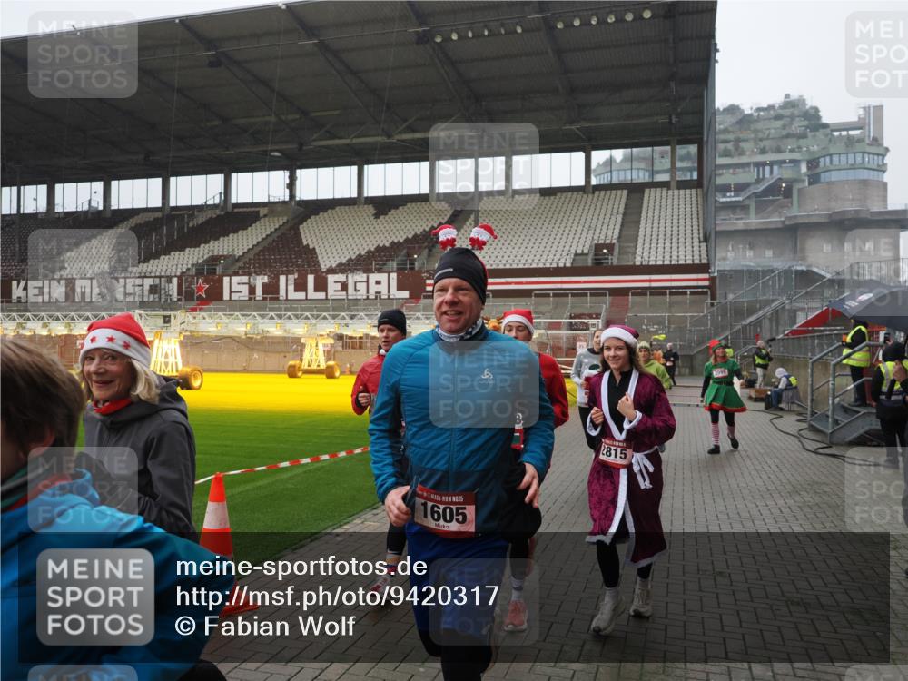 07.12.2025 - St. Pauli X-Mass-Run No. 15 Fabian Wolf http://msf.ph/oto/9420317 07.12.2025 11:38:45 Ziel 453, 1133, 1318, 1601, 1605, 1606, 2010, 2011, 2099, 2815, 2816, 3365, 3367, 3508, 4822 meine-sportfotos.de