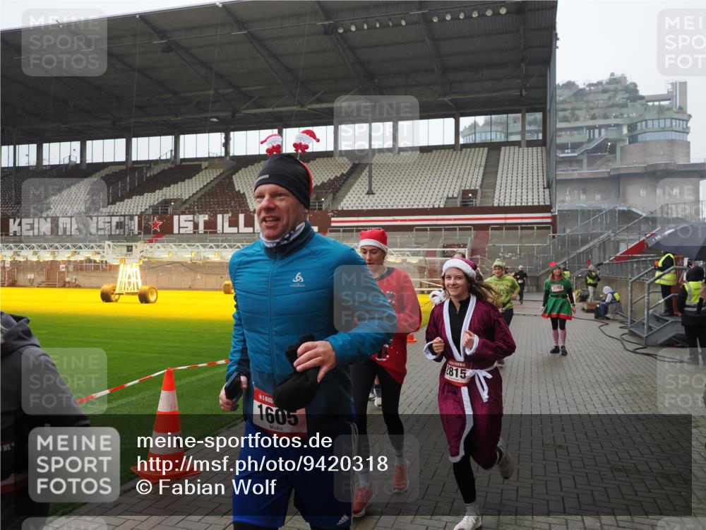 07.12.2025 - St. Pauli X-Mass-Run No. 15 Fabian Wolf http://msf.ph/oto/9420318 07.12.2025 11:38:45 Ziel 453, 1133, 1318, 1601, 1605, 1606, 2010, 2011, 2099, 2815, 2816, 3365, 3367, 3508, 4822 meine-sportfotos.de