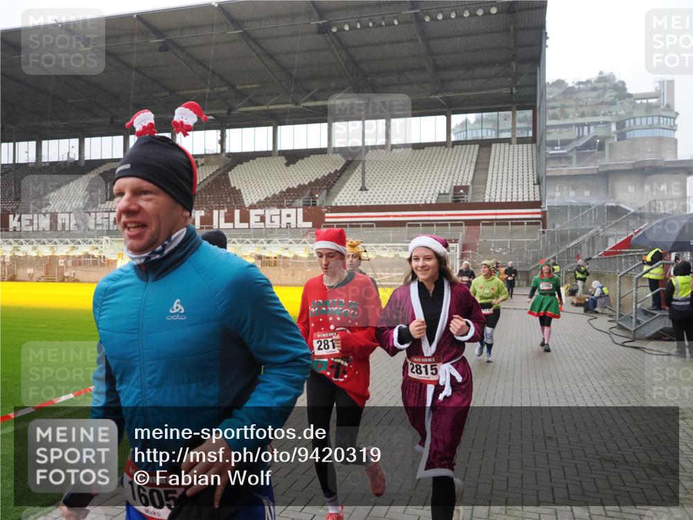 07.12.2025 - St. Pauli X-Mass-Run No. 15 Fabian Wolf http://msf.ph/oto/9420319 07.12.2025 11:38:45 Ziel 453, 1133, 1318, 1601, 1605, 1606, 2010, 2011, 2099, 2815, 2816, 3365, 3367, 3508, 4822 meine-sportfotos.de