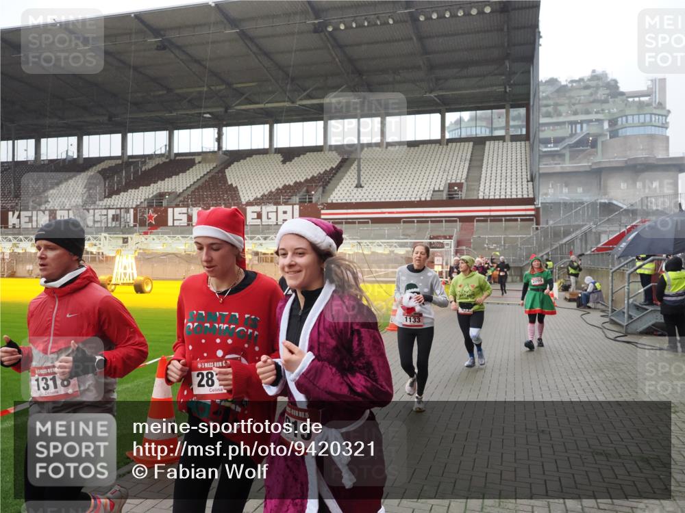 07.12.2025 - St. Pauli X-Mass-Run No. 15 Fabian Wolf http://msf.ph/oto/9420321 07.12.2025 11:38:46 Ziel 453, 729, 1133, 1318, 1601, 1605, 1606, 2010, 2011, 2099, 2815, 2816, 3365, 3367, 3508 meine-sportfotos.de