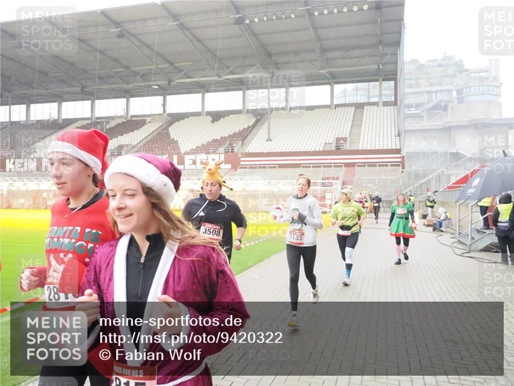 07.12.2025 - St. Pauli X-Mass-Run No. 15 Fabian Wolf http://msf.ph/oto/9420322 07.12.2025 11:38:46 Ziel 453, 729, 1133, 1318, 1601, 1605, 1606, 2010, 2011, 2099, 2815, 2816, 3365, 3367, 3508 meine-sportfotos.de