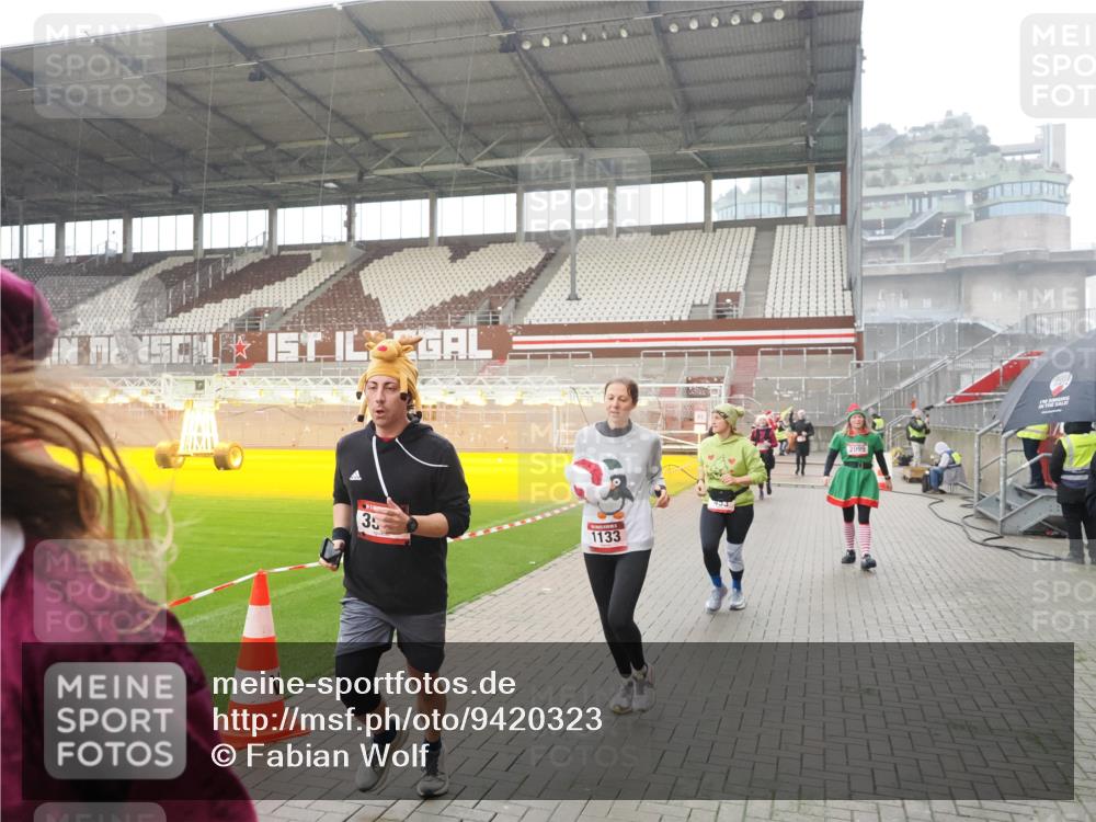 07.12.2025 - St. Pauli X-Mass-Run No. 15 Fabian Wolf http://msf.ph/oto/9420323 07.12.2025 11:38:46 Ziel 453, 729, 1133, 1318, 1601, 1605, 1606, 2010, 2011, 2099, 2815, 2816, 3365, 3367, 3508 meine-sportfotos.de