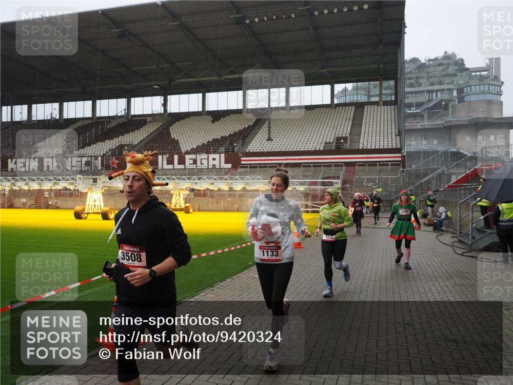 07.12.2025 - St. Pauli X-Mass-Run No. 15 Fabian Wolf http://msf.ph/oto/9420324 07.12.2025 11:38:46 Ziel 453, 729, 1133, 1318, 1601, 1605, 1606, 2010, 2011, 2099, 2815, 2816, 3365, 3367, 3508 meine-sportfotos.de
