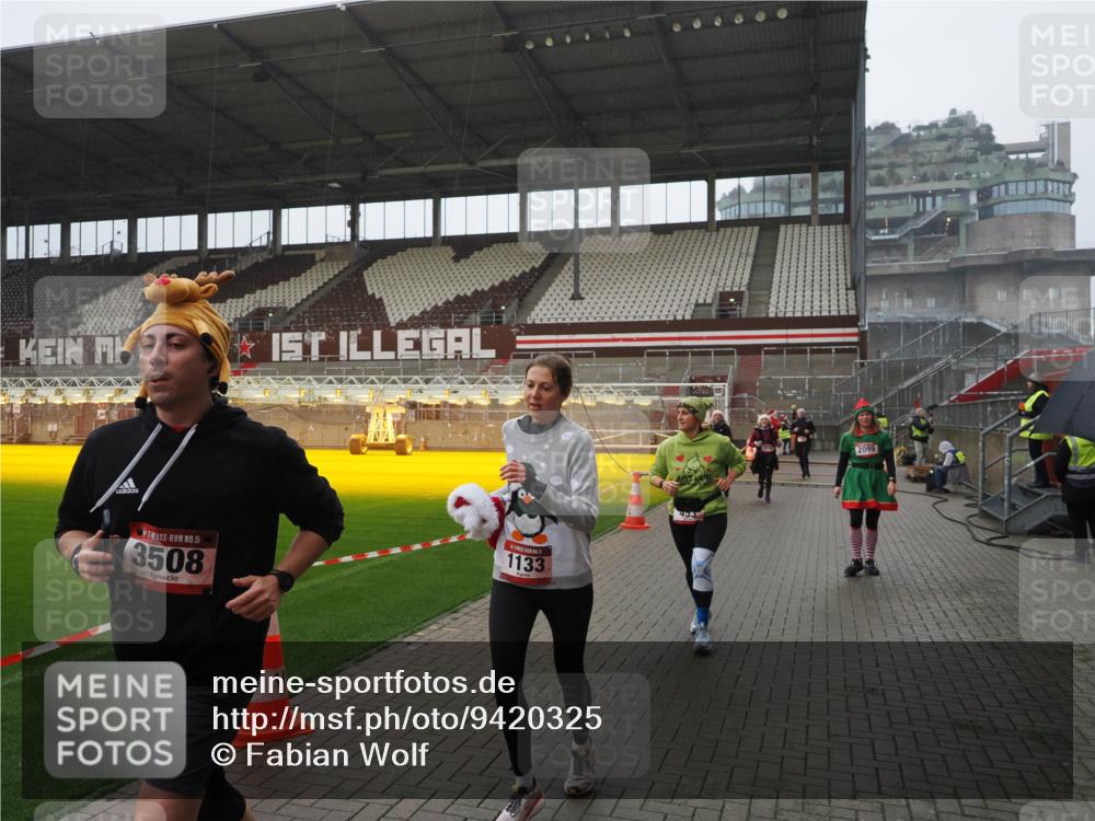 07.12.2025 - St. Pauli X-Mass-Run No. 15 Fabian Wolf http://msf.ph/oto/9420325 07.12.2025 11:38:46 Ziel 453, 729, 1133, 1318, 1601, 1605, 1606, 2010, 2011, 2099, 2815, 2816, 3365, 3367, 3508 meine-sportfotos.de