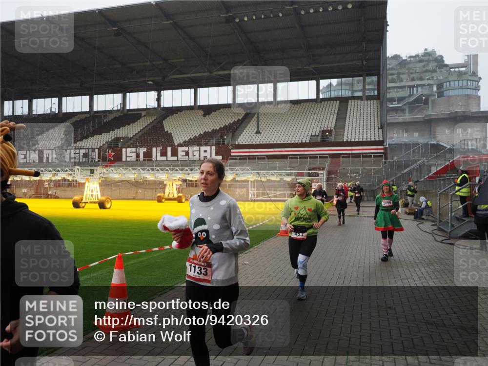 07.12.2025 - St. Pauli X-Mass-Run No. 15 Fabian Wolf http://msf.ph/oto/9420326 07.12.2025 11:38:47 Ziel 453, 729, 1133, 1318, 1601, 1605, 1606, 2010, 2011, 2099, 2815, 2816, 3365, 3367, 3508 meine-sportfotos.de