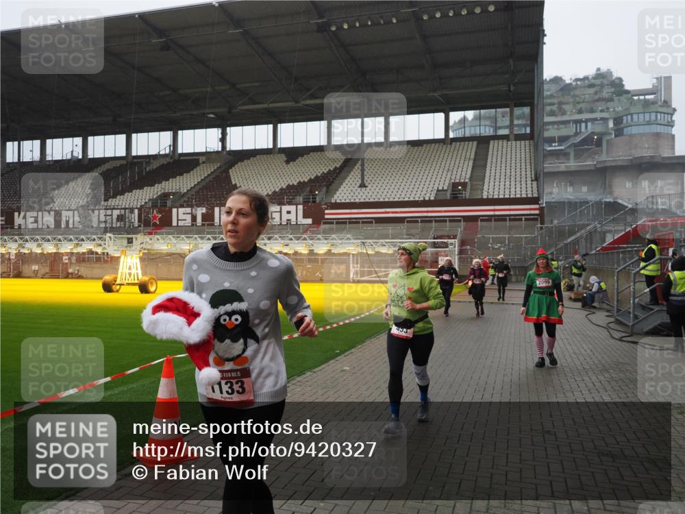 07.12.2025 - St. Pauli X-Mass-Run No. 15 Fabian Wolf http://msf.ph/oto/9420327 07.12.2025 11:38:47 Ziel 453, 729, 1133, 1318, 1601, 1605, 1606, 2010, 2011, 2099, 2815, 2816, 3365, 3367, 3508 meine-sportfotos.de