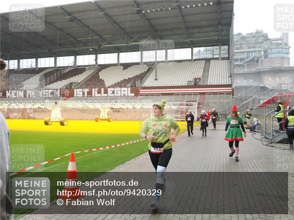 07.12.2025 - St. Pauli X-Mass-Run No. 15 Fabian Wolf http://msf.ph/oto/9420329 07.12.2025 11:38:47 Ziel 453, 729, 1133, 1318, 1601, 1605, 1606, 2010, 2011, 2099, 2815, 2816, 3365, 3367, 3508 meine-sportfotos.de