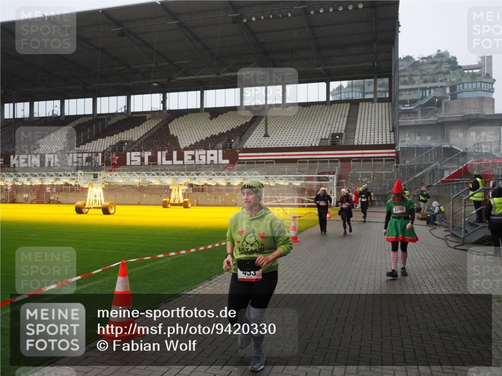 07.12.2025 - St. Pauli X-Mass-Run No. 15 Fabian Wolf http://msf.ph/oto/9420330 07.12.2025 11:38:47 Ziel 453, 729, 1133, 1318, 1601, 1605, 1606, 2010, 2011, 2099, 2815, 2816, 3365, 3367, 3508 meine-sportfotos.de