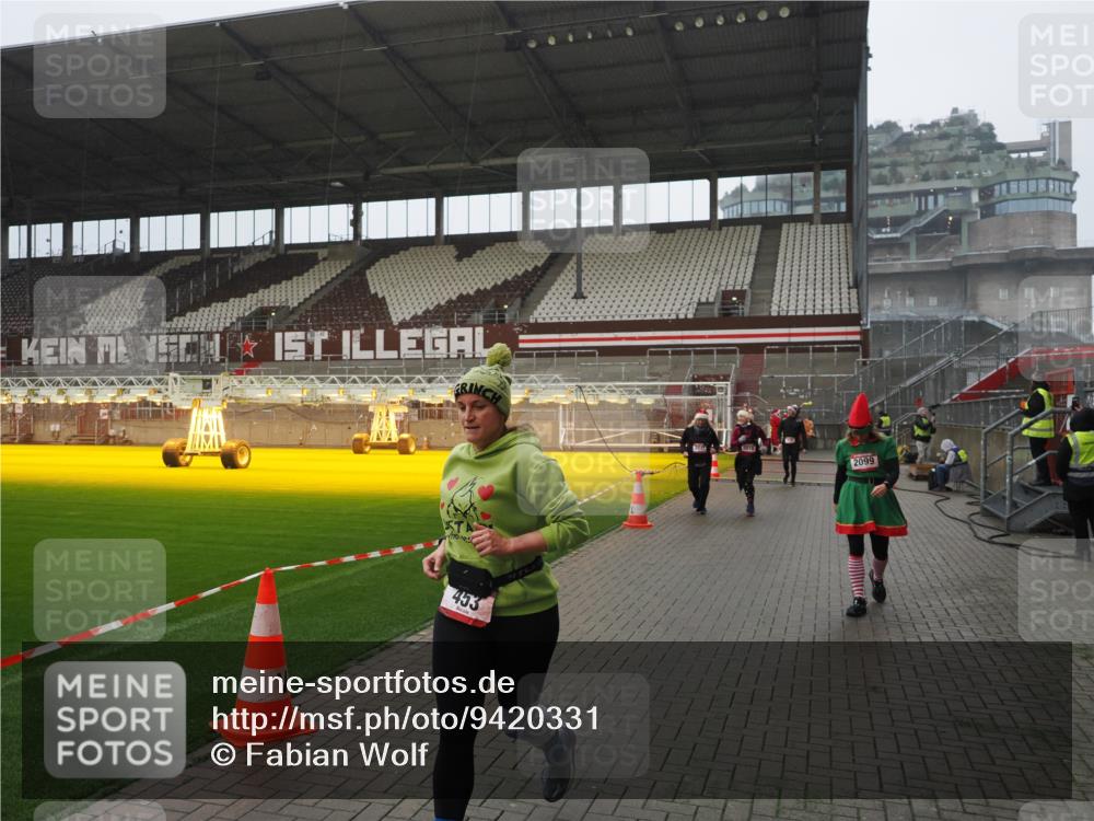 07.12.2025 - St. Pauli X-Mass-Run No. 15 Fabian Wolf http://msf.ph/oto/9420331 07.12.2025 11:38:48 Ziel 453, 729, 1133, 1318, 1601, 1605, 1606, 2010, 2011, 2099, 2815, 2816, 3365, 3367, 3508 meine-sportfotos.de