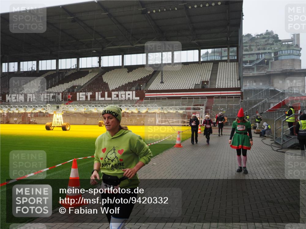 07.12.2025 - St. Pauli X-Mass-Run No. 15 Fabian Wolf http://msf.ph/oto/9420332 07.12.2025 11:38:48 Ziel 453, 729, 1133, 1318, 1601, 1605, 1606, 2010, 2011, 2099, 2815, 2816, 3365, 3367, 3508 meine-sportfotos.de