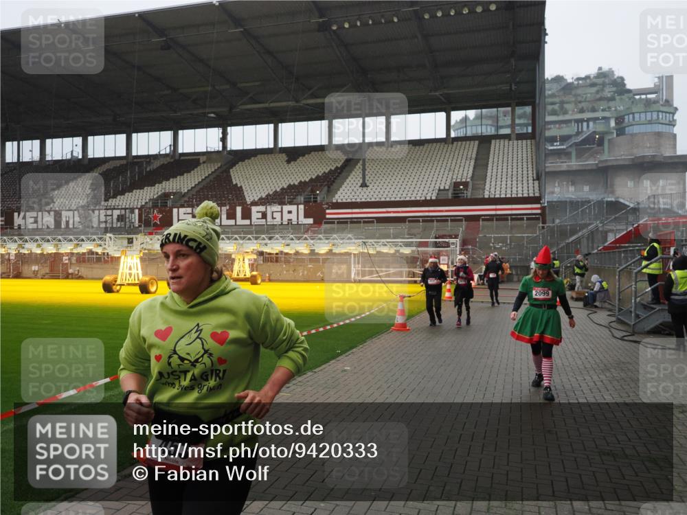 07.12.2025 - St. Pauli X-Mass-Run No. 15 Fabian Wolf http://msf.ph/oto/9420333 07.12.2025 11:38:48 Ziel 453, 729, 1133, 1318, 1601, 1605, 1606, 2010, 2011, 2099, 2815, 2816, 3365, 3367, 3508 meine-sportfotos.de