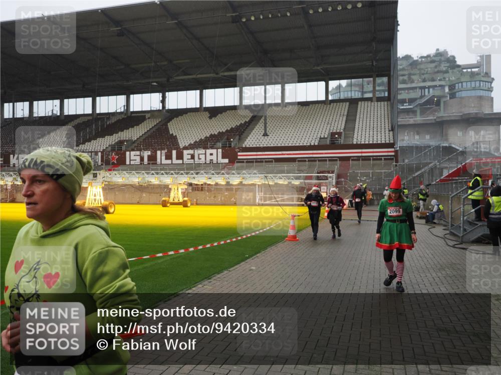 07.12.2025 - St. Pauli X-Mass-Run No. 15 Fabian Wolf http://msf.ph/oto/9420334 07.12.2025 11:38:48 Ziel 453, 729, 1133, 1318, 1601, 1605, 1606, 2010, 2011, 2099, 2815, 2816, 3365, 3367, 3508 meine-sportfotos.de