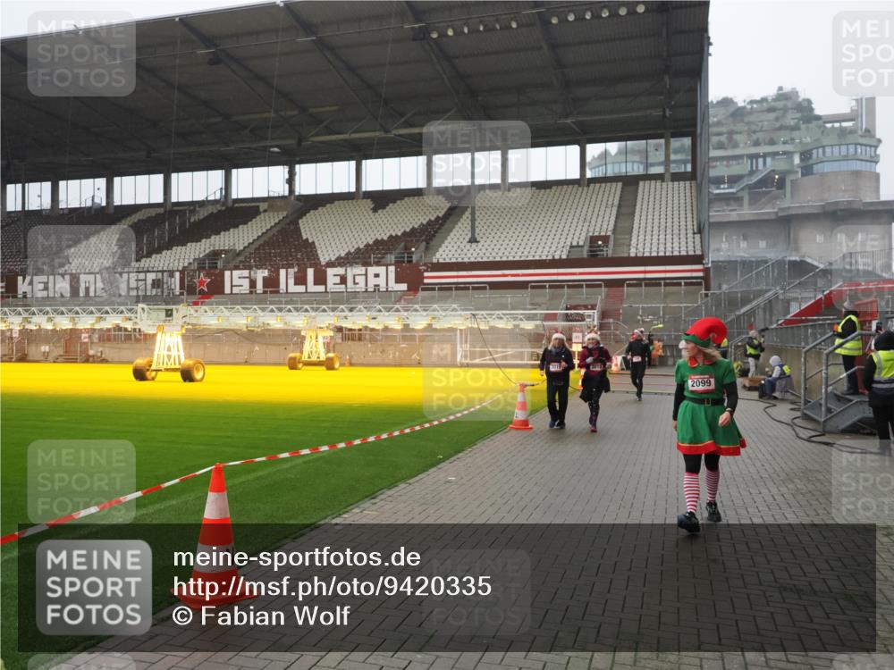 07.12.2025 - St. Pauli X-Mass-Run No. 15 Fabian Wolf http://msf.ph/oto/9420335 07.12.2025 11:38:48 Ziel 453, 729, 1133, 1318, 1601, 1605, 1606, 2010, 2011, 2099, 2815, 2816, 3365, 3367, 3508 meine-sportfotos.de