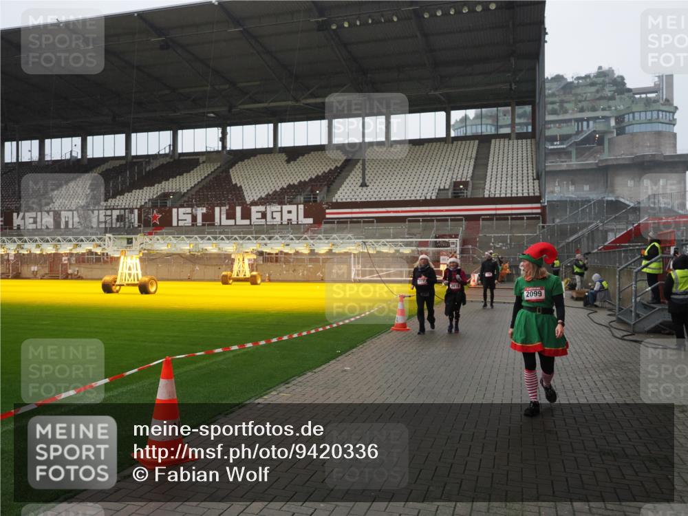 07.12.2025 - St. Pauli X-Mass-Run No. 15 Fabian Wolf http://msf.ph/oto/9420336 07.12.2025 11:38:49 Ziel 453, 729, 1133, 1318, 1601, 1605, 1606, 2010, 2011, 2099, 2815, 2816, 3365, 3367, 3508 meine-sportfotos.de