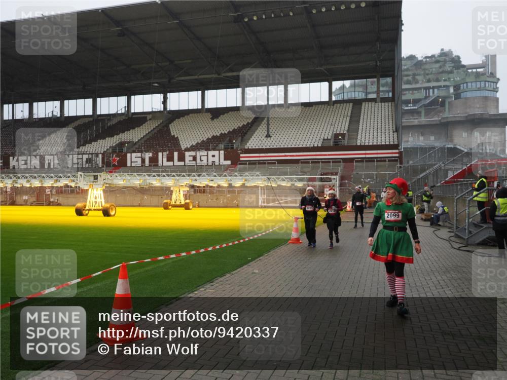 07.12.2025 - St. Pauli X-Mass-Run No. 15 Fabian Wolf http://msf.ph/oto/9420337 07.12.2025 11:38:49 Ziel 453, 729, 1133, 1318, 1601, 1605, 1606, 2010, 2011, 2099, 2815, 2816, 3365, 3367, 3508 meine-sportfotos.de