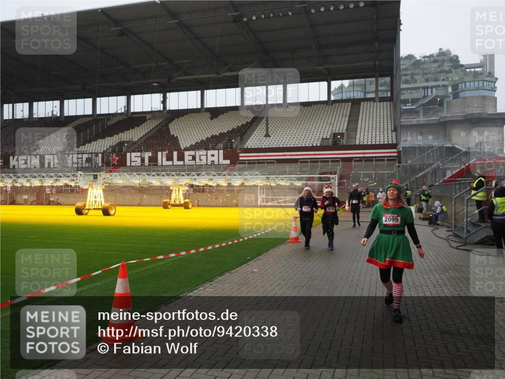 07.12.2025 - St. Pauli X-Mass-Run No. 15 Fabian Wolf http://msf.ph/oto/9420338 07.12.2025 11:38:49 Ziel 453, 729, 1133, 1318, 1601, 1605, 1606, 2010, 2011, 2099, 2815, 2816, 3365, 3367, 3508 meine-sportfotos.de