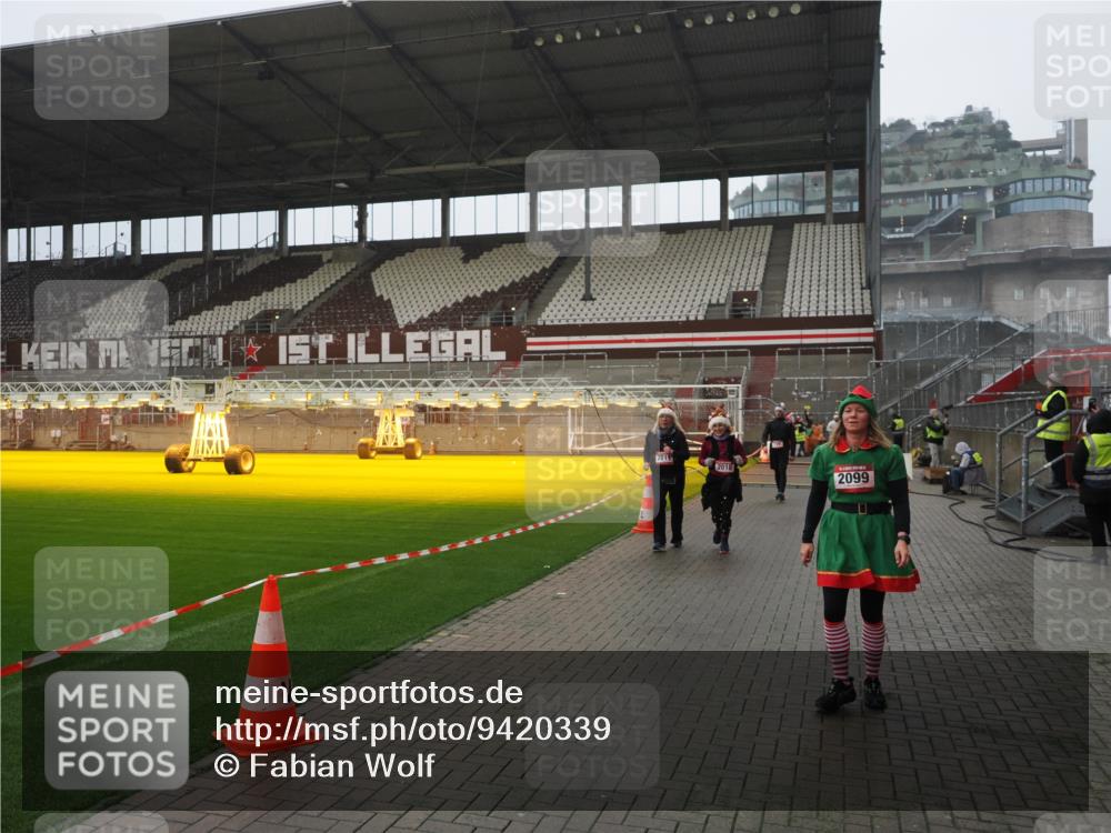 07.12.2025 - St. Pauli X-Mass-Run No. 15 Fabian Wolf http://msf.ph/oto/9420339 07.12.2025 11:38:49 Ziel 453, 729, 1133, 1318, 1601, 1605, 1606, 2010, 2011, 2099, 2815, 2816, 3365, 3367, 3508 meine-sportfotos.de