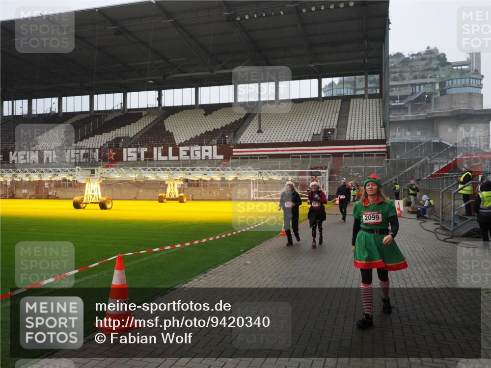 07.12.2025 - St. Pauli X-Mass-Run No. 15 Fabian Wolf http://msf.ph/oto/9420340 07.12.2025 11:38:49 Ziel 453, 729, 1133, 1318, 1601, 1605, 1606, 2010, 2011, 2099, 2815, 2816, 3365, 3367, 3508 meine-sportfotos.de