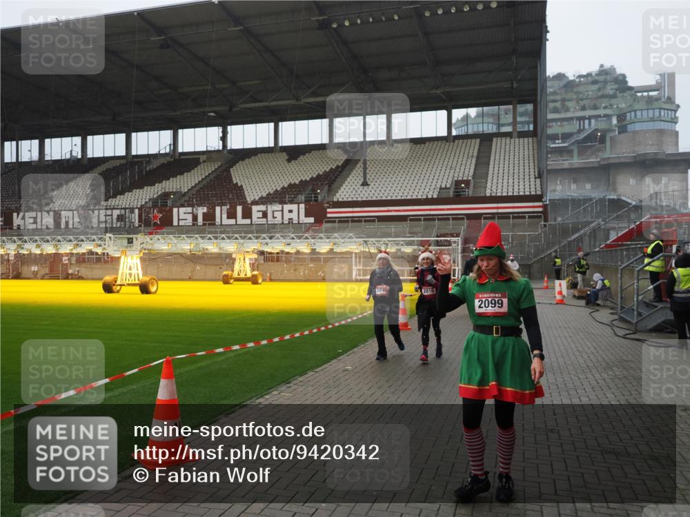07.12.2025 - St. Pauli X-Mass-Run No. 15 Fabian Wolf http://msf.ph/oto/9420342 07.12.2025 11:38:50 Ziel 453, 729, 1133, 1318, 1601, 1605, 1606, 2010, 2011, 2099, 2815, 2816, 3365, 3367, 3508 meine-sportfotos.de