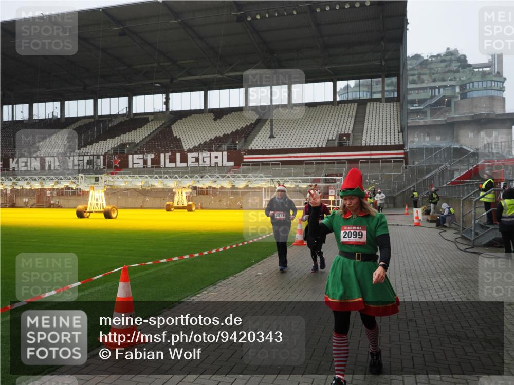 07.12.2025 - St. Pauli X-Mass-Run No. 15 Fabian Wolf http://msf.ph/oto/9420343 07.12.2025 11:38:50 Ziel 453, 729, 1133, 1318, 1601, 1605, 1606, 2010, 2011, 2099, 2815, 2816, 3365, 3367, 3508 meine-sportfotos.de