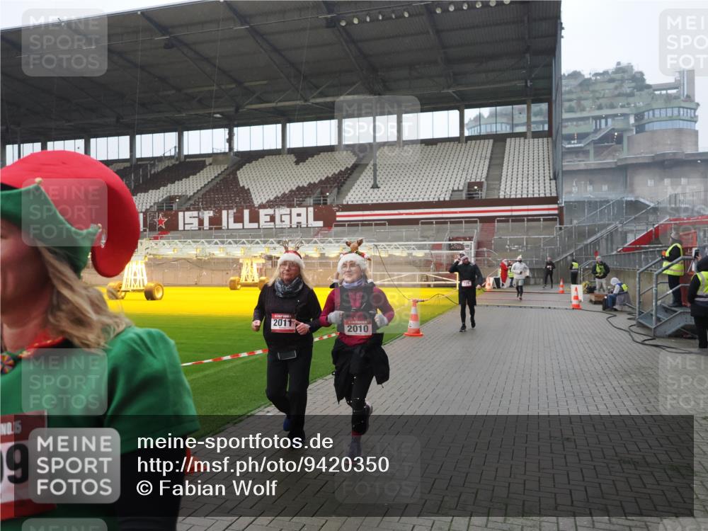 07.12.2025 - St. Pauli X-Mass-Run No. 15 Fabian Wolf http://msf.ph/oto/9420350 07.12.2025 11:38:52 Ziel 453, 729, 1133, 1318, 1601, 1605, 1606, 2010, 2011, 2099, 2602, 2815, 2816, 3365, 3367, 3508 meine-sportfotos.de