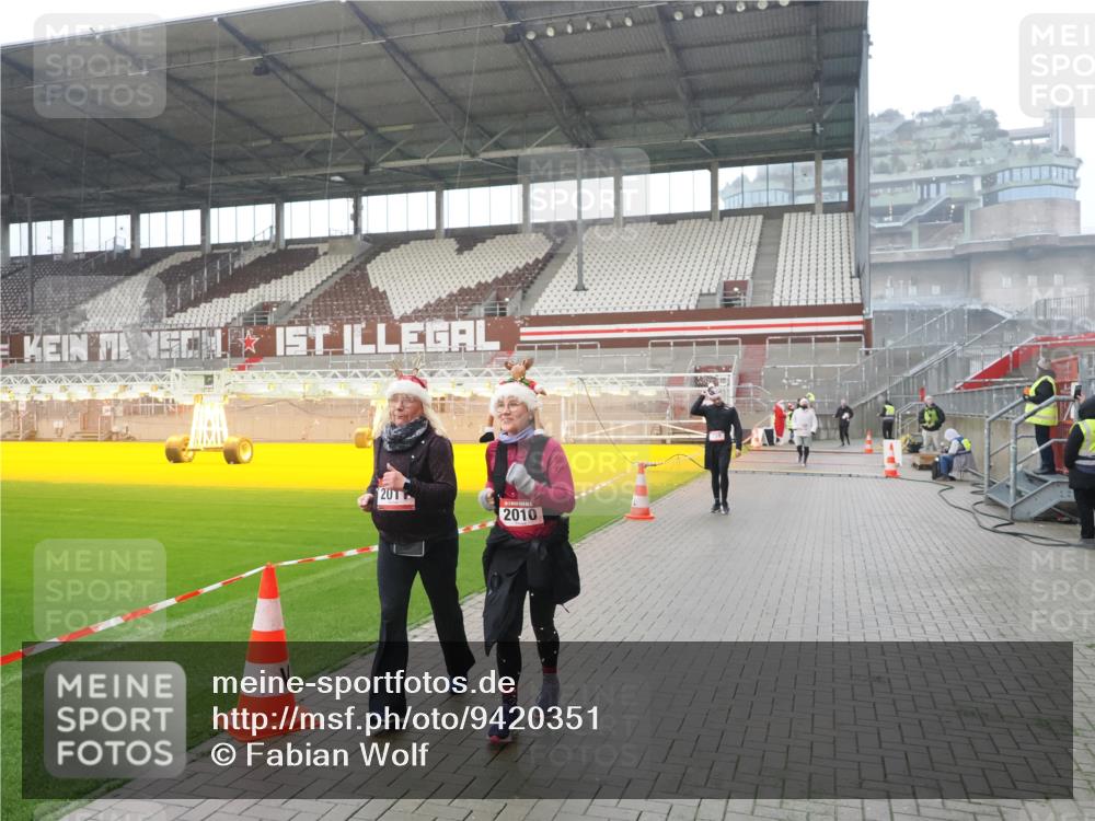 07.12.2025 - St. Pauli X-Mass-Run No. 15 Fabian Wolf http://msf.ph/oto/9420351 07.12.2025 11:38:52 Ziel 453, 729, 1133, 1318, 1601, 1605, 1606, 2010, 2011, 2099, 2602, 2815, 2816, 3365, 3367, 3508 meine-sportfotos.de