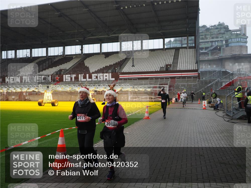 07.12.2025 - St. Pauli X-Mass-Run No. 15 Fabian Wolf http://msf.ph/oto/9420352 07.12.2025 11:38:52 Ziel 453, 729, 1133, 1318, 1601, 1605, 1606, 2010, 2011, 2099, 2602, 2815, 2816, 3365, 3367, 3508 meine-sportfotos.de