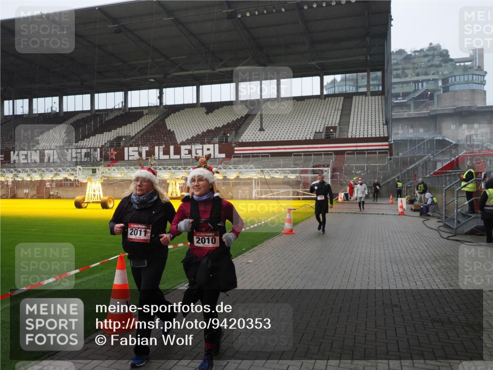 07.12.2025 - St. Pauli X-Mass-Run No. 15 Fabian Wolf http://msf.ph/oto/9420353 07.12.2025 11:38:53 Ziel 453, 729, 1133, 1318, 1601, 1605, 1606, 2010, 2011, 2099, 2602, 2815, 2816, 3365, 3367, 3508 meine-sportfotos.de