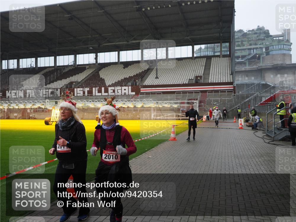 07.12.2025 - St. Pauli X-Mass-Run No. 15 Fabian Wolf http://msf.ph/oto/9420354 07.12.2025 11:38:53 Ziel 453, 729, 1133, 1318, 1601, 1605, 1606, 2010, 2011, 2099, 2602, 2815, 2816, 3365, 3367, 3508 meine-sportfotos.de