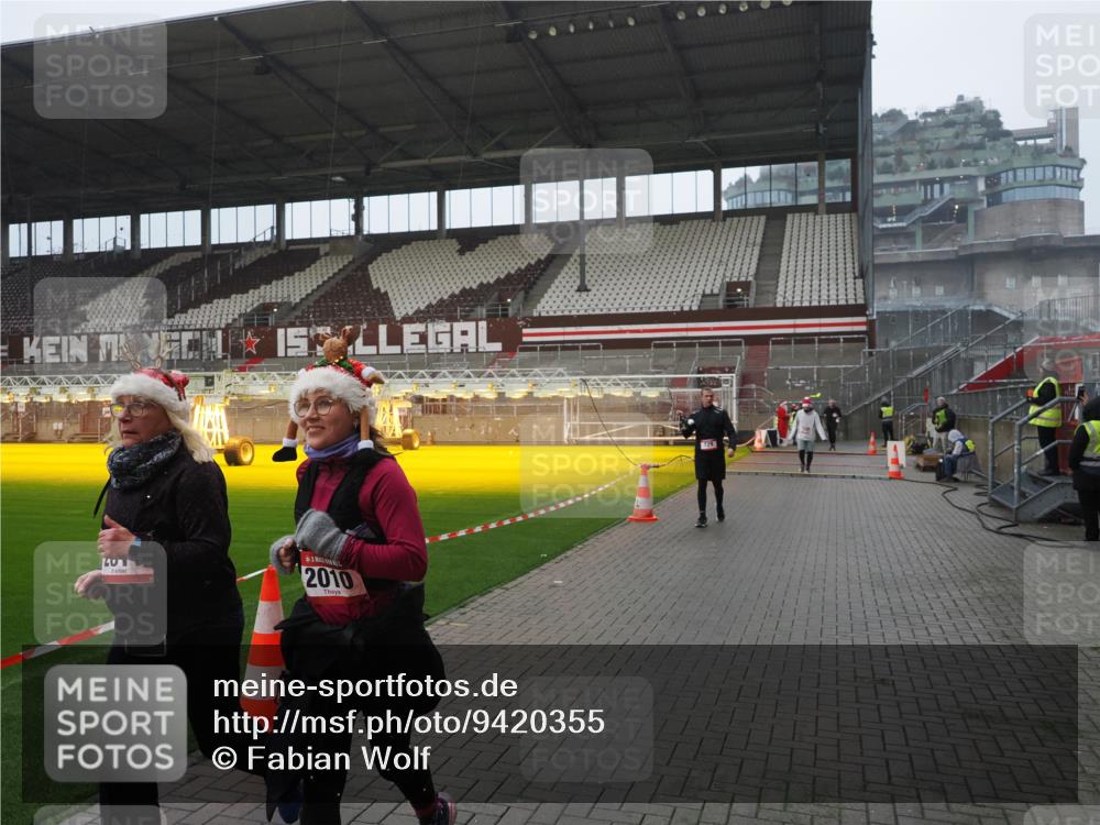 07.12.2025 - St. Pauli X-Mass-Run No. 15 Fabian Wolf http://msf.ph/oto/9420355 07.12.2025 11:38:53 Ziel 453, 729, 1133, 1318, 1601, 1605, 1606, 2010, 2011, 2099, 2602, 2815, 2816, 3365, 3367, 3508 meine-sportfotos.de