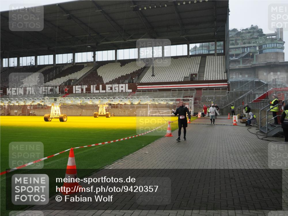 07.12.2025 - St. Pauli X-Mass-Run No. 15 Fabian Wolf http://msf.ph/oto/9420357 07.12.2025 11:38:54 Ziel 453, 729, 1133, 1318, 1601, 1605, 1606, 2010, 2011, 2099, 2602, 2815, 2816, 3508 meine-sportfotos.de