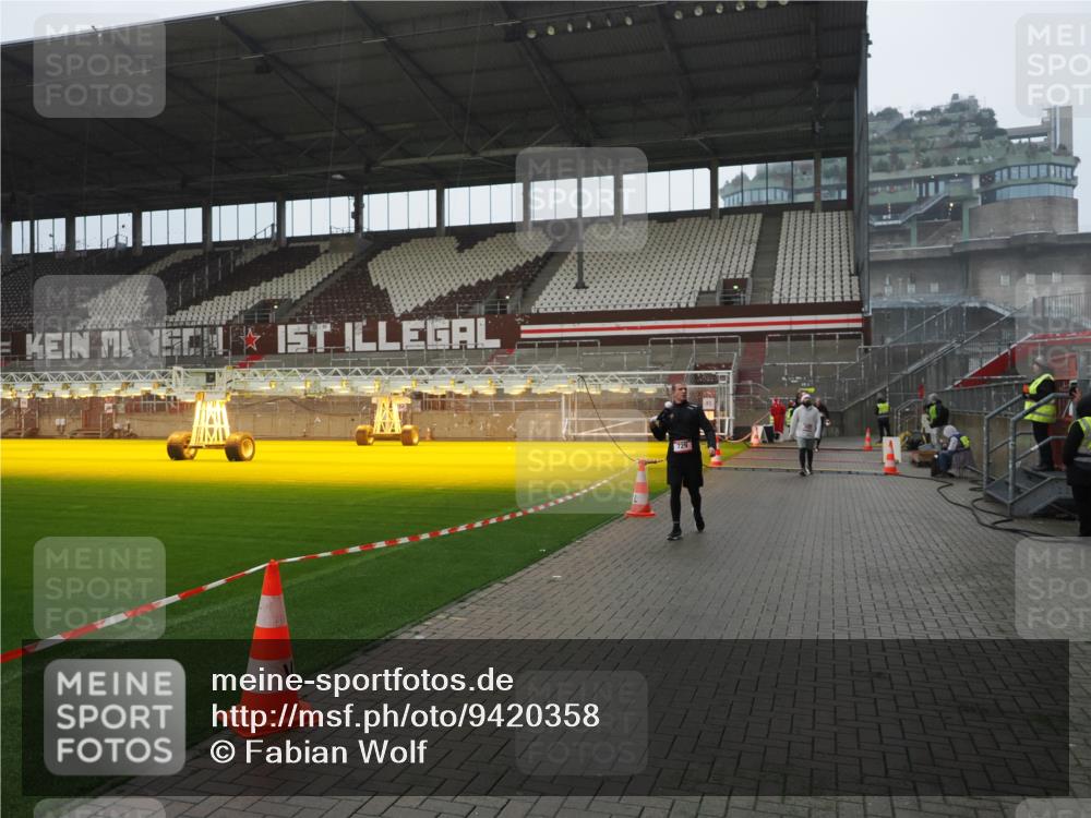 07.12.2025 - St. Pauli X-Mass-Run No. 15 Fabian Wolf http://msf.ph/oto/9420358 07.12.2025 11:38:54 Ziel 453, 729, 1133, 1318, 1601, 1605, 1606, 2010, 2011, 2099, 2602, 2815, 2816, 3508 meine-sportfotos.de
