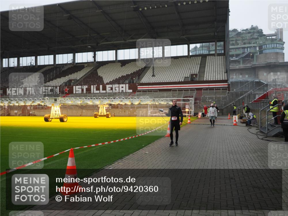 07.12.2025 - St. Pauli X-Mass-Run No. 15 Fabian Wolf http://msf.ph/oto/9420360 07.12.2025 11:38:55 Ziel 453, 729, 1133, 1318, 1601, 1605, 1606, 1737, 2010, 2011, 2099, 2602, 2815, 2816, 3508 meine-sportfotos.de
