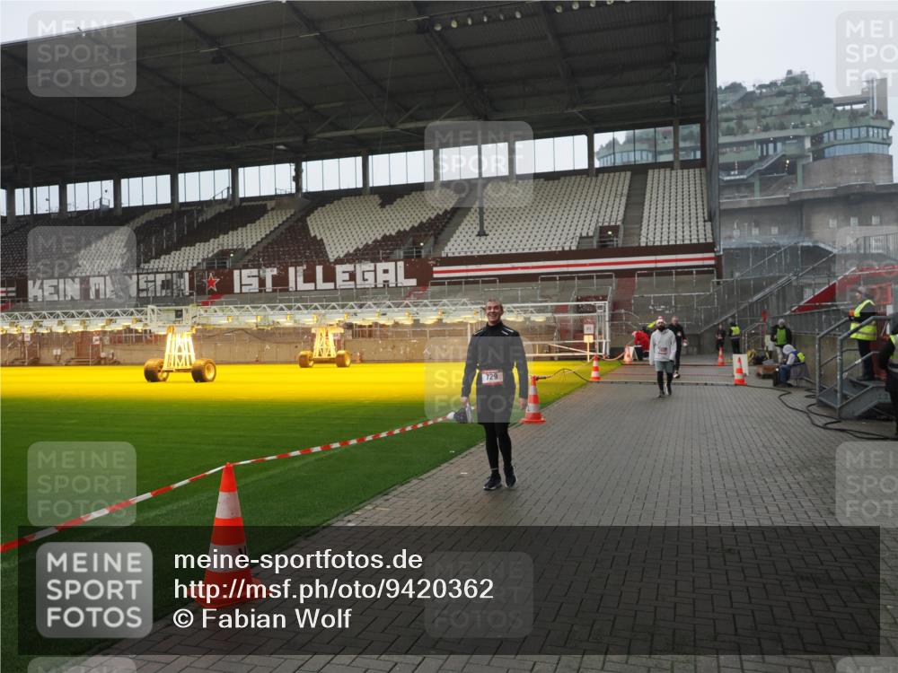 07.12.2025 - St. Pauli X-Mass-Run No. 15 Fabian Wolf http://msf.ph/oto/9420362 07.12.2025 11:38:56 Ziel 453, 729, 1133, 1318, 1605, 1737, 2010, 2011, 2099, 2602, 2815, 2816, 3508 meine-sportfotos.de