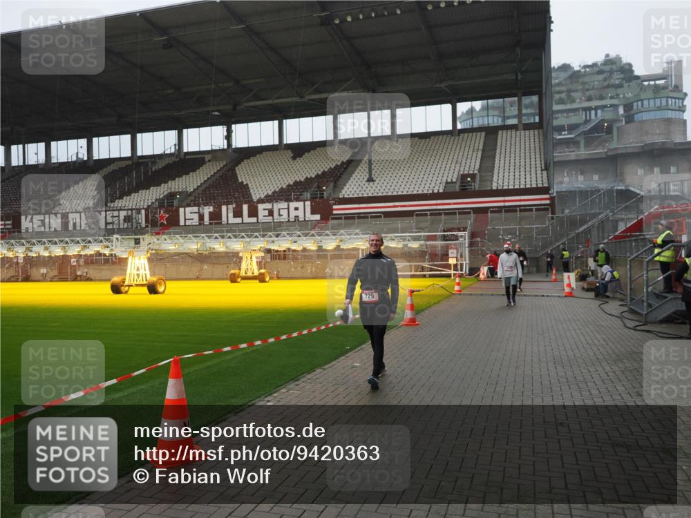 07.12.2025 - St. Pauli X-Mass-Run No. 15 Fabian Wolf http://msf.ph/oto/9420363 07.12.2025 11:38:56 Ziel 453, 729, 1133, 1318, 1605, 1737, 2010, 2011, 2099, 2602, 2815, 2816, 3508 meine-sportfotos.de