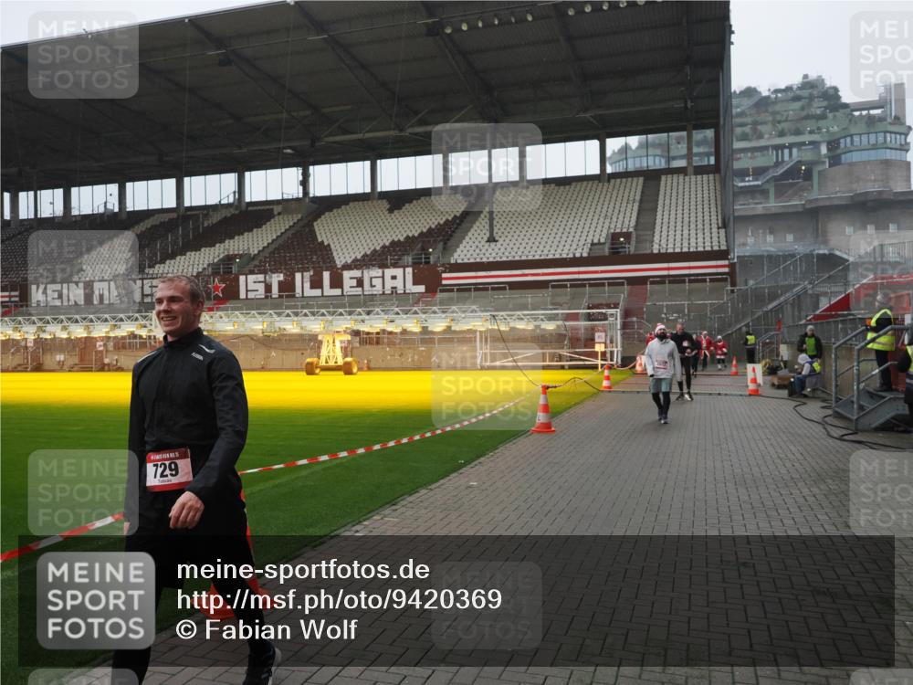 07.12.2025 - St. Pauli X-Mass-Run No. 15 Fabian Wolf http://msf.ph/oto/9420369 07.12.2025 11:38:59 Ziel 453, 729, 1133, 1737, 2010, 2011, 2602, 3508 meine-sportfotos.de