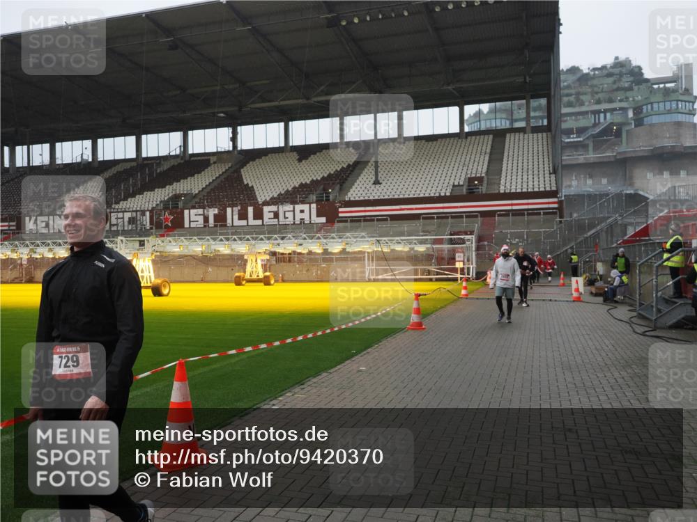 07.12.2025 - St. Pauli X-Mass-Run No. 15 Fabian Wolf http://msf.ph/oto/9420370 07.12.2025 11:38:59 Ziel 453, 729, 1133, 1737, 2010, 2011, 2602, 3508 meine-sportfotos.de
