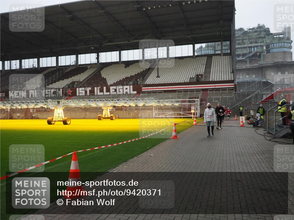 07.12.2025 - St. Pauli X-Mass-Run No. 15 Fabian Wolf http://msf.ph/oto/9420371 07.12.2025 11:39:00 Ziel 453, 729, 1737, 2010, 2011, 2602, 3357 meine-sportfotos.de