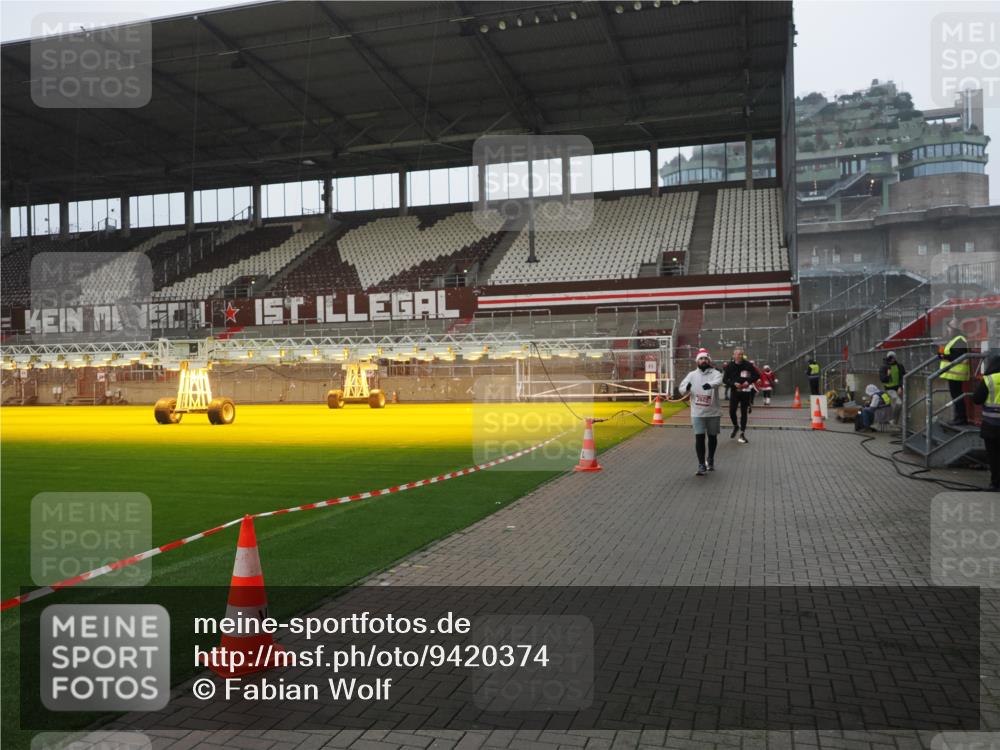 07.12.2025 - St. Pauli X-Mass-Run No. 15 Fabian Wolf http://msf.ph/oto/9420374 07.12.2025 11:39:00 Ziel 453, 729, 1737, 2010, 2011, 2602, 3357 meine-sportfotos.de
