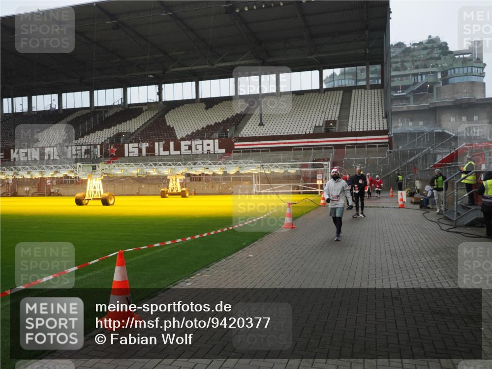 07.12.2025 - St. Pauli X-Mass-Run No. 15 Fabian Wolf http://msf.ph/oto/9420377 07.12.2025 11:39:02 Ziel 729, 1737, 2602, 3357 meine-sportfotos.de