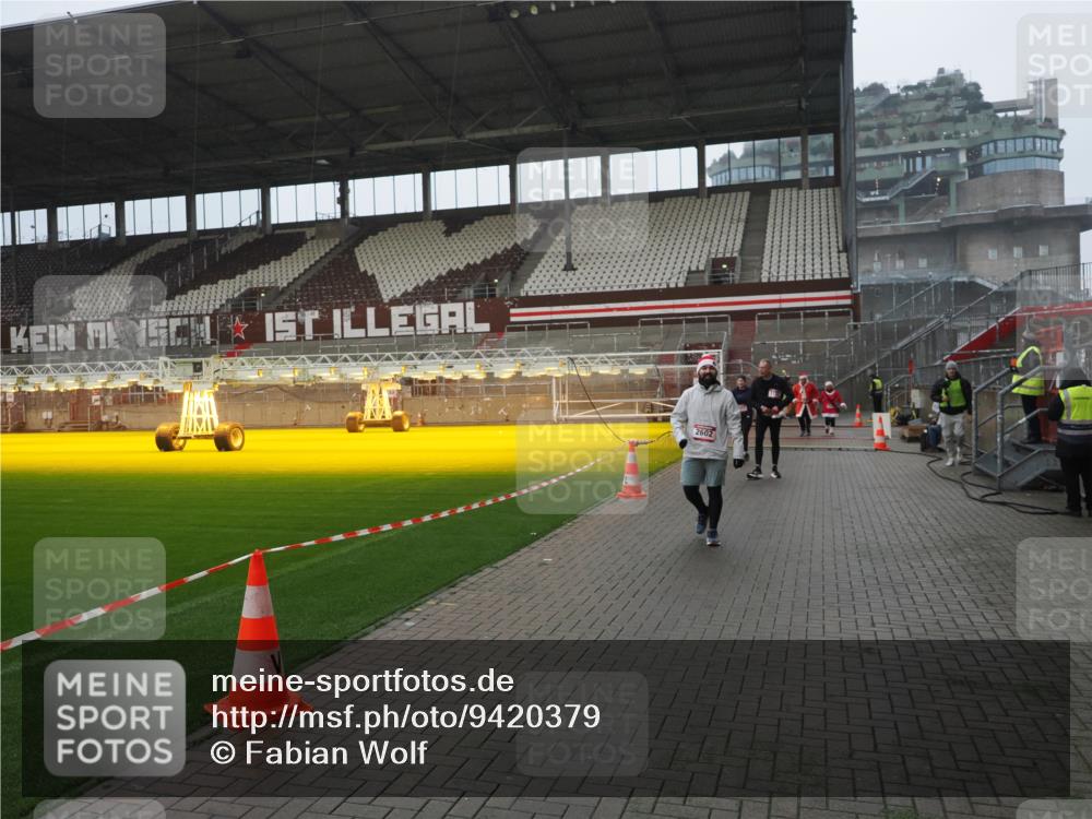07.12.2025 - St. Pauli X-Mass-Run No. 15 Fabian Wolf http://msf.ph/oto/9420379 07.12.2025 11:39:03 Ziel 729, 1737, 2225, 2226, 2602, 3357 meine-sportfotos.de