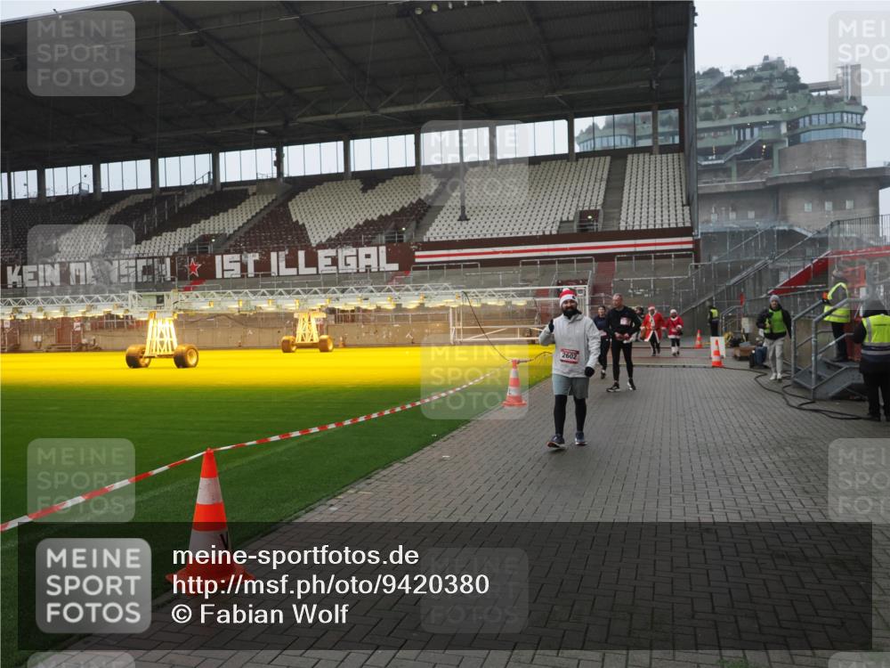 07.12.2025 - St. Pauli X-Mass-Run No. 15 Fabian Wolf http://msf.ph/oto/9420380 07.12.2025 11:39:04 Ziel 729, 1737, 2225, 2226, 2602, 3357 meine-sportfotos.de