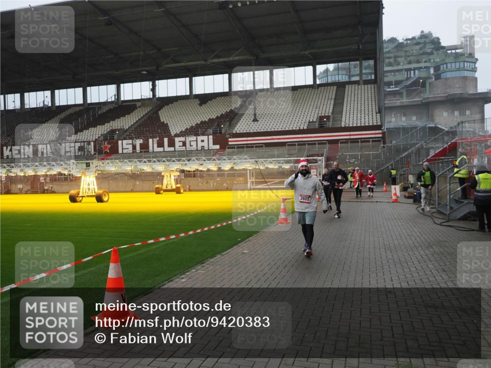 07.12.2025 - St. Pauli X-Mass-Run No. 15 Fabian Wolf http://msf.ph/oto/9420383 07.12.2025 11:39:04 Ziel 729, 1737, 2225, 2226, 2602, 3357 meine-sportfotos.de