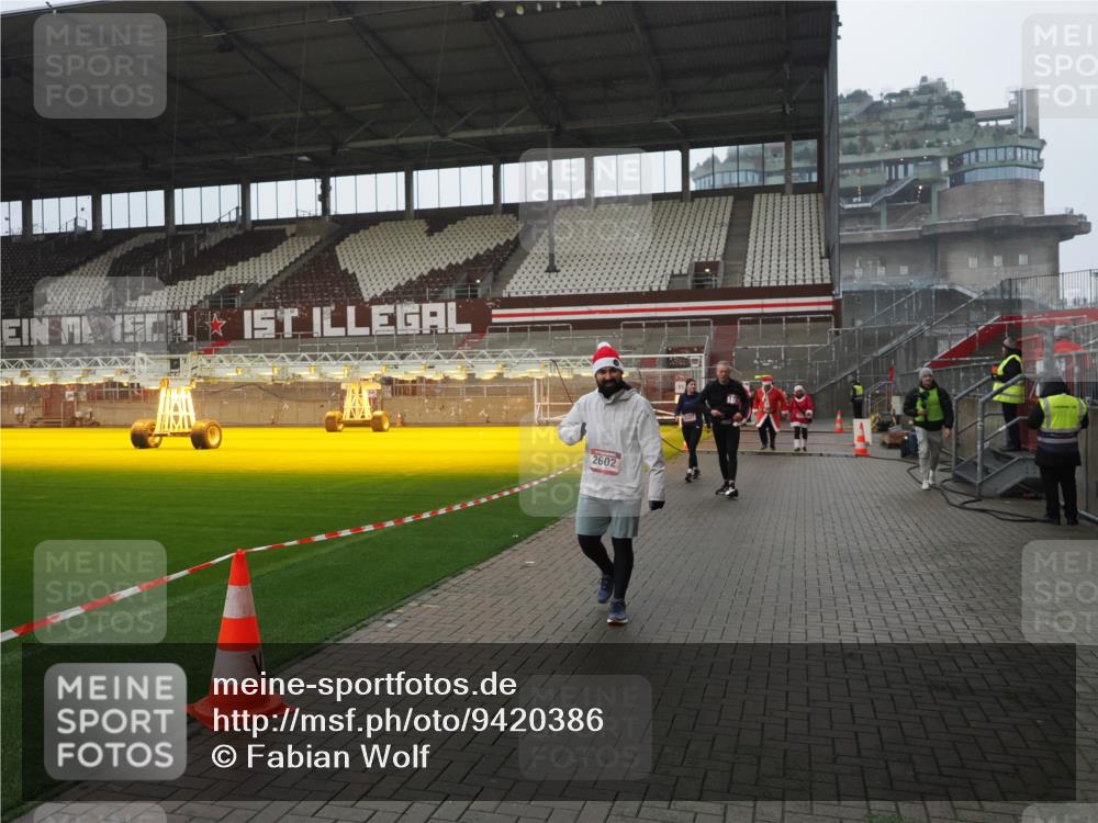 07.12.2025 - St. Pauli X-Mass-Run No. 15 Fabian Wolf http://msf.ph/oto/9420386 07.12.2025 11:39:05 Ziel 729, 1737, 2225, 2226, 2602, 3357 meine-sportfotos.de