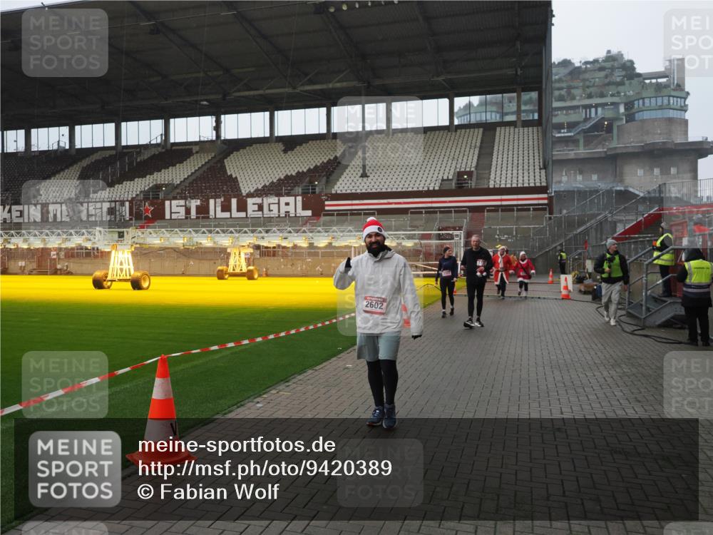 07.12.2025 - St. Pauli X-Mass-Run No. 15 Fabian Wolf http://msf.ph/oto/9420389 07.12.2025 11:39:06 Ziel 729, 1737, 2225, 2226, 2602, 3357 meine-sportfotos.de