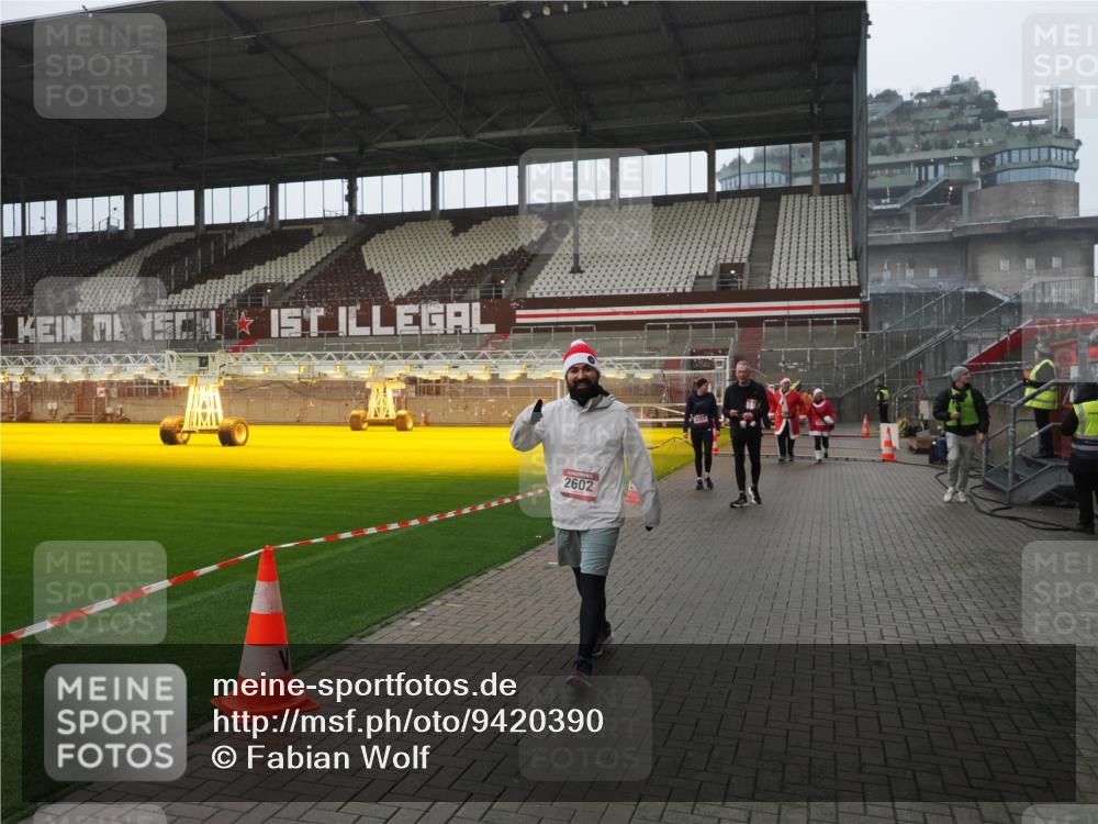 07.12.2025 - St. Pauli X-Mass-Run No. 15 Fabian Wolf http://msf.ph/oto/9420390 07.12.2025 11:39:06 Ziel 729, 1737, 2225, 2226, 2602, 3357 meine-sportfotos.de